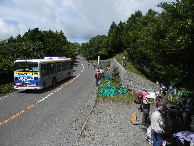 明神峠で身支度をする人々