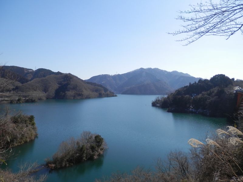 虹の大橋北端より、宮ヶ瀬湖を望む