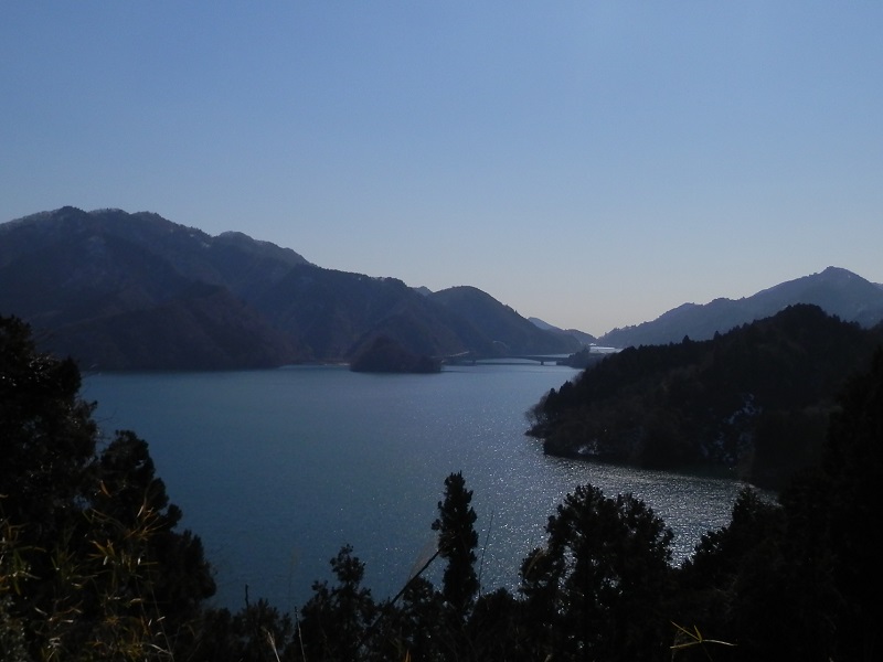 「森の展望台」より、宮ヶ瀬湖を望む