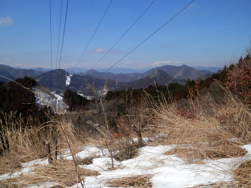 送電鉄塔下より、奥多摩と石老山を望む