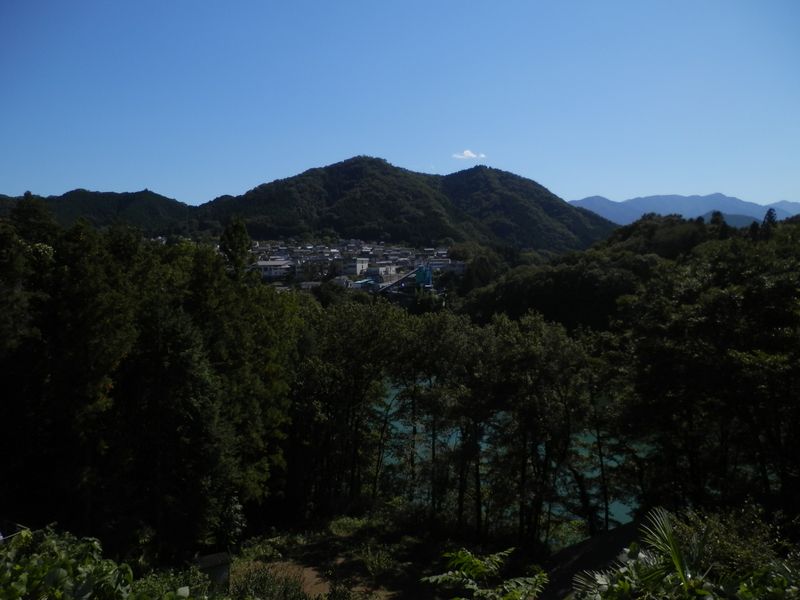 金剛山と峰が双耳峰のように見える