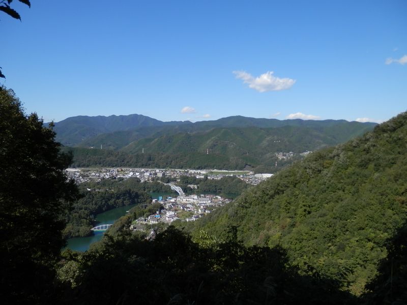 十六丁目より、笹尾根東部と陣馬山を望む