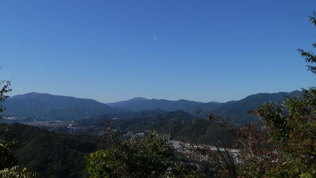 権現山と三頭山を望む