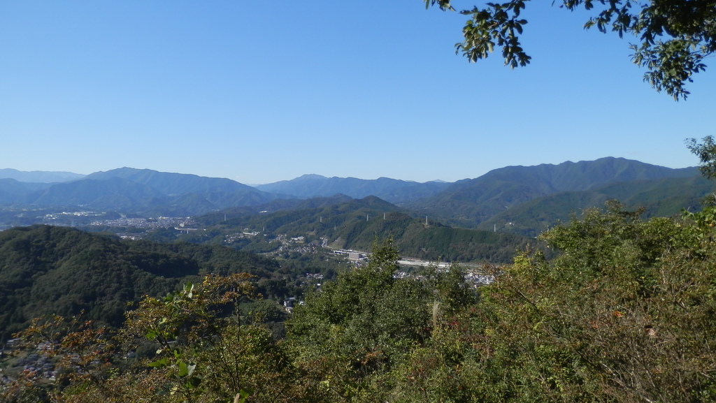 峰山頂より、権現山、三頭山、笹尾根を望む