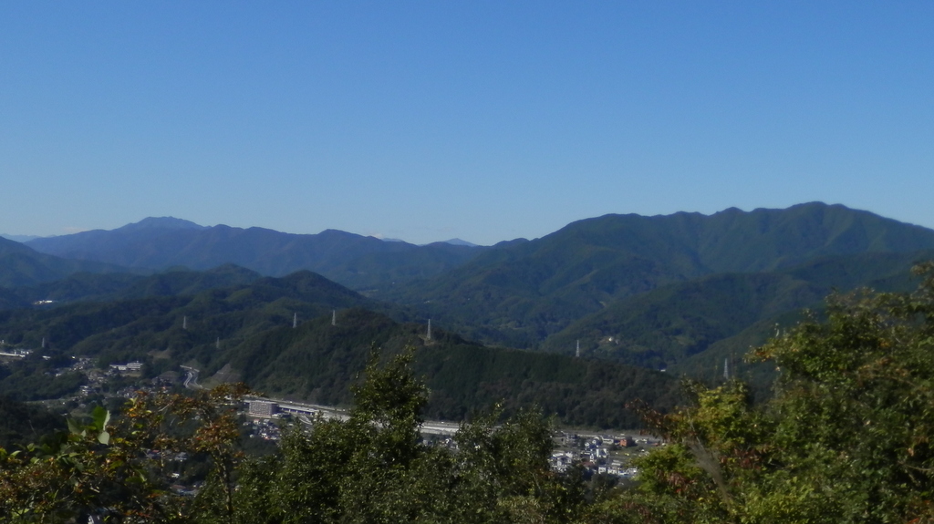 峰山頂より、鷹ノ巣山を望む