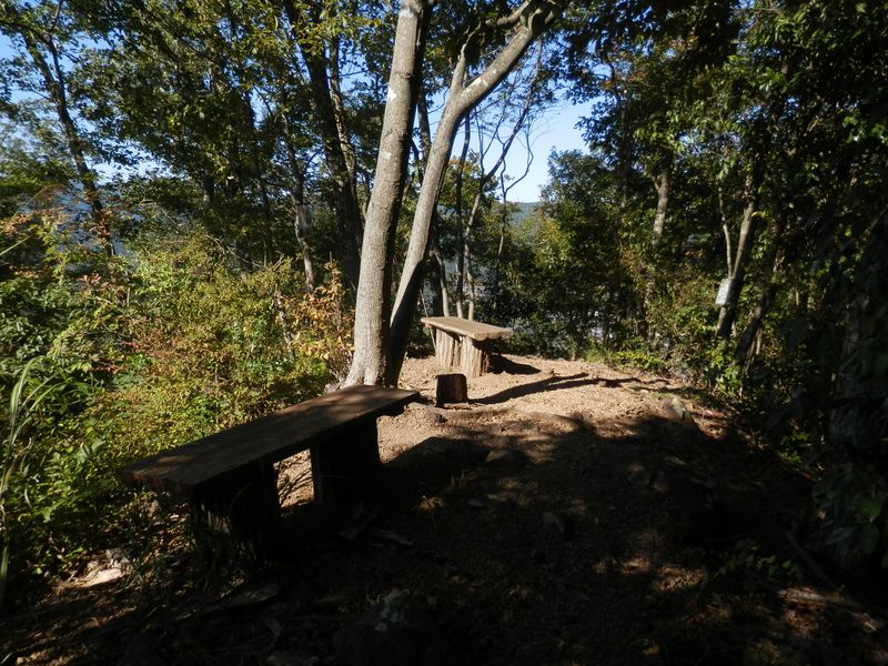 峰から2分で八坂山頂に到着