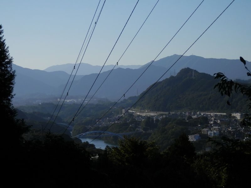 送電鉄塔の下より、日連大橋を望む