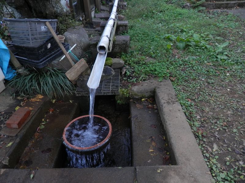 民家の庭先で、手と顔を洗った