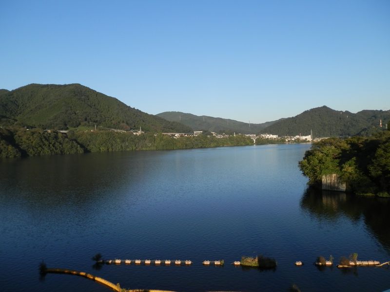 相模湖の向こうに、孫山と嵐山を望む