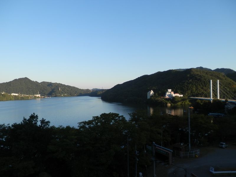 嵐山と勝瀬橋を望む