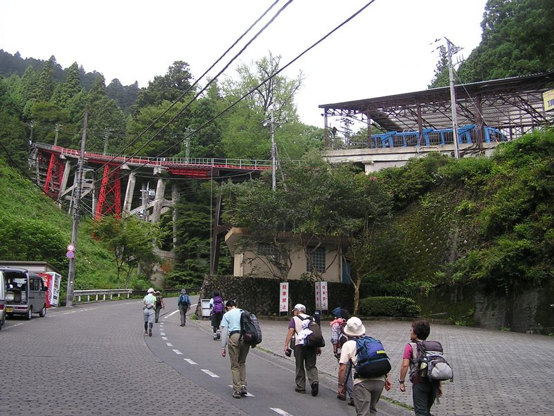 御岳平から大岳山 -- バス終点から滝本駅に向かう