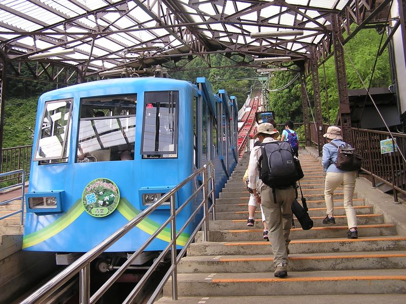 御岳平から大岳山 -- ケーブルカーでは、最後部と最前部に人気がある