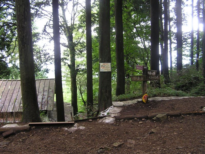 御岳平から大岳山 -- 営業休止中の大岳山荘
