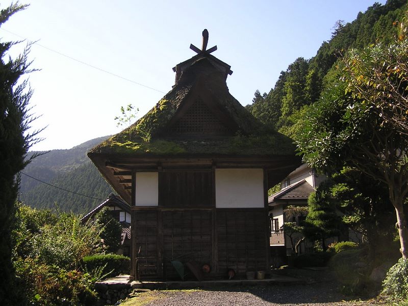 御岳山・日の出山 -- 精霊が宿っていそうな屋根