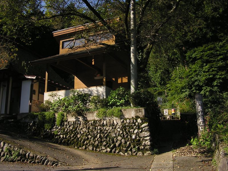 御岳山・日の出山 -- 右奥のフェンスを開いて登る