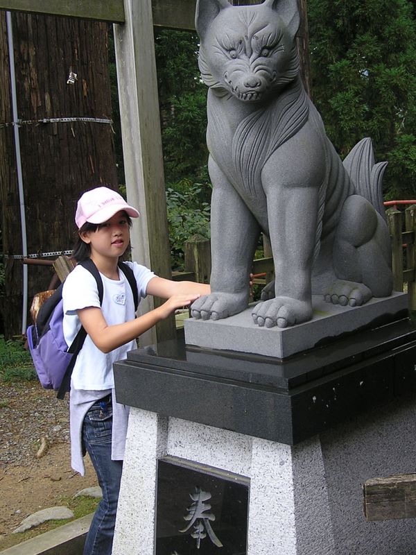 御岳山・日の出山 -- ちょっとアニメ風の狛犬