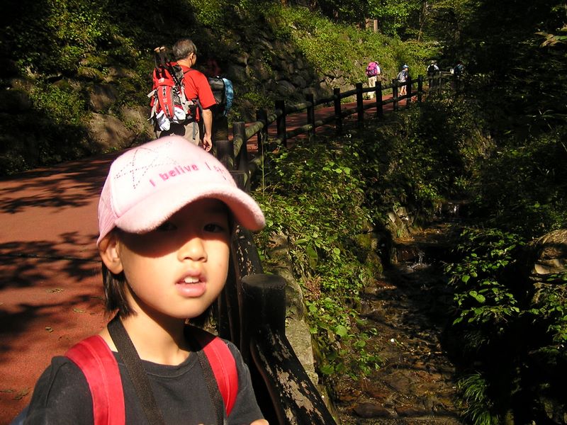 三頭山 -- 始めしばらく、赤い道を歩きます