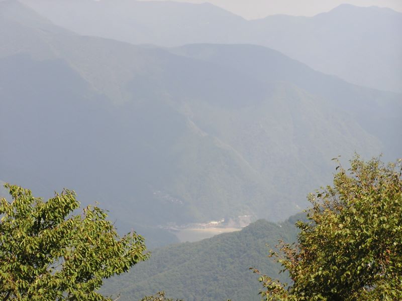 三頭山 -- 奥多摩湖の一部が見える