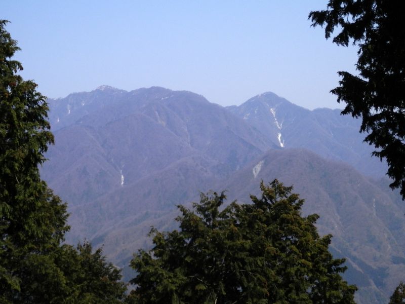 檜洞丸と同角ノ頭を望む