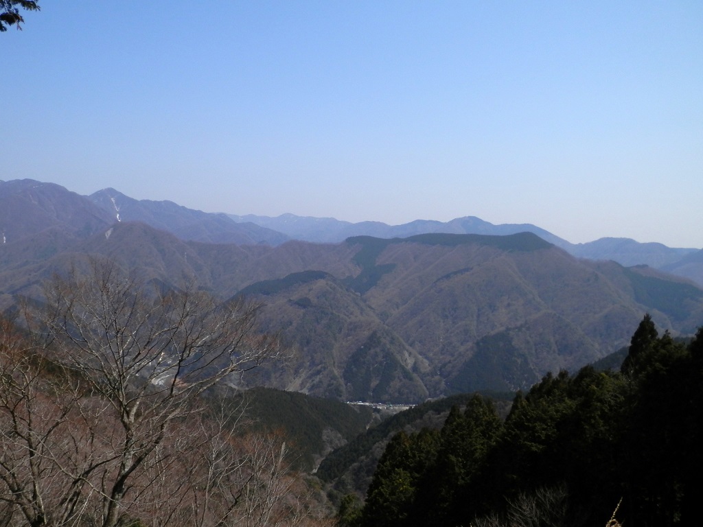 崩落地より、遠見山、大杉山、弥七沢ノ頭南峰を望む