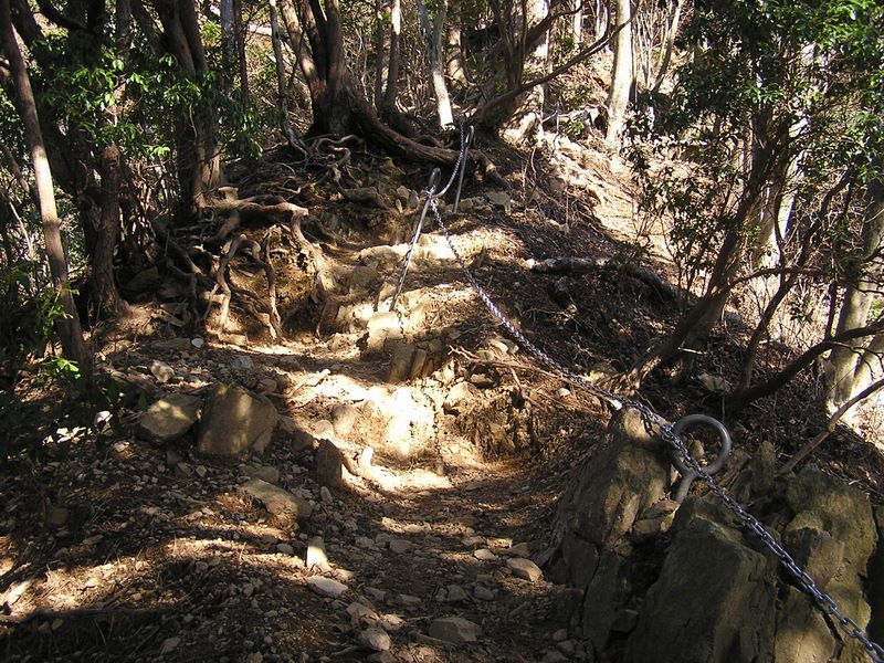 三峰山 -- 山頂が近づくほど、鎖の設置も増える