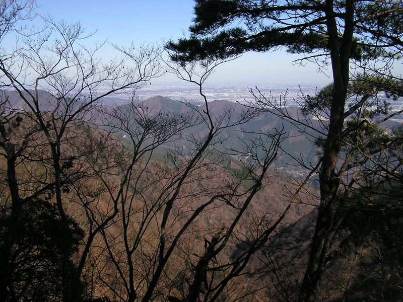 三峰山 -- 仏果山、経ヶ岳、華厳山、高取山を望む