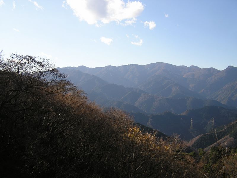 三峰山北尾根の崩落箇所から、塔ノ岳、丹沢山、蛭ヶ岳を望む