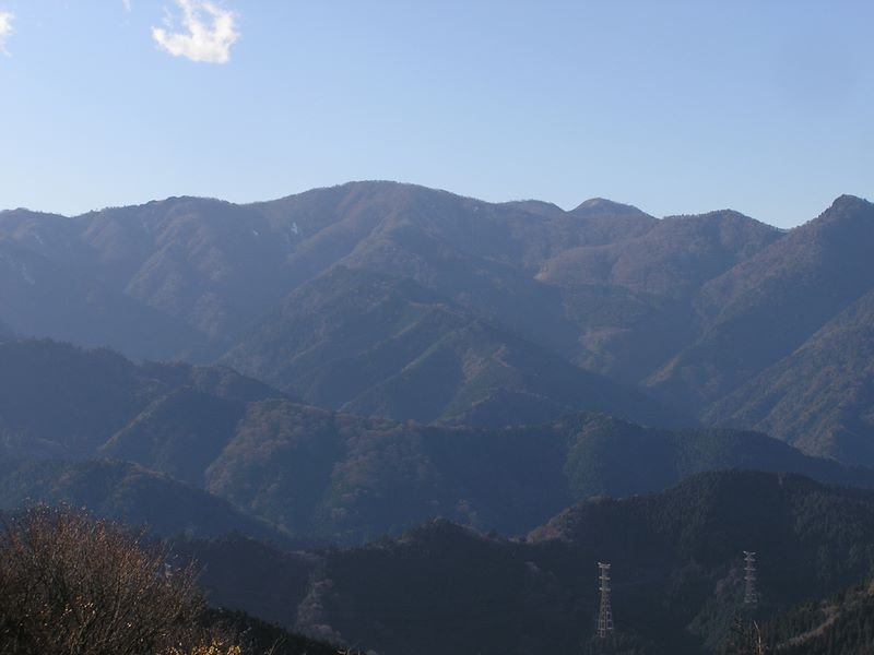 三峰山北尾根の崩落地から、丹沢山と蛭ヶ岳を望む