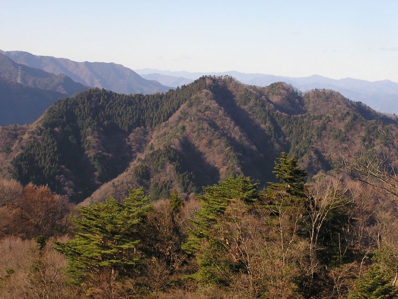 三峰山 -- 崩落地から、鍋嵐を望む