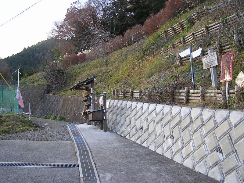 三峰山 -- 登山口を振り返る