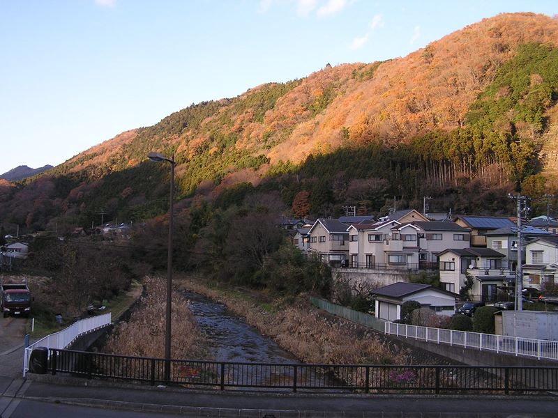 三峰山 -- 中里バス停付近から望む相州アルプス