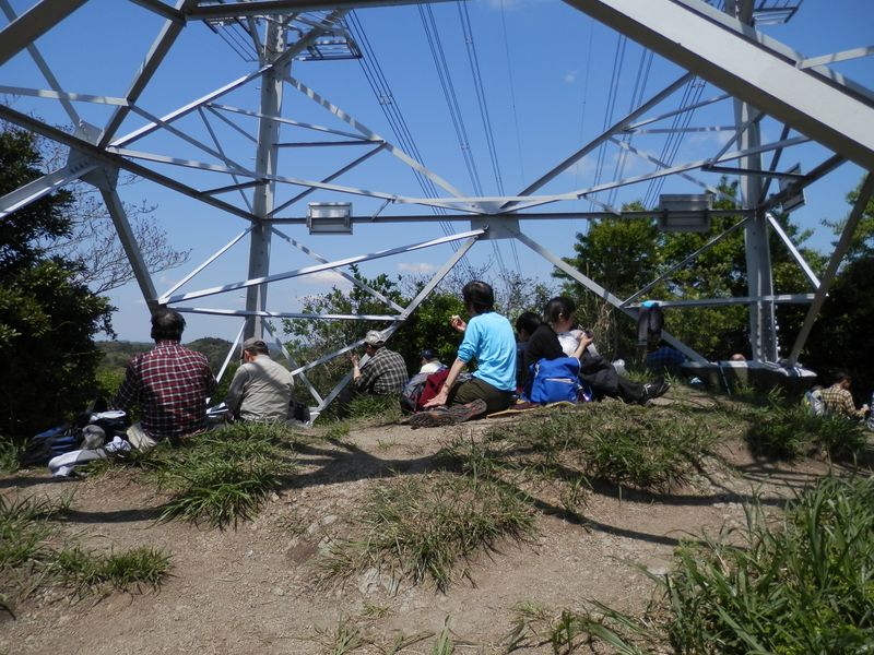 三浦アルプス -- 送電鉄塔の下でランチタイム
