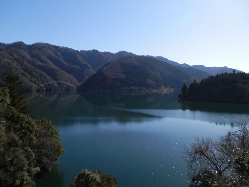県道70号より宮ヶ瀬湖を望む