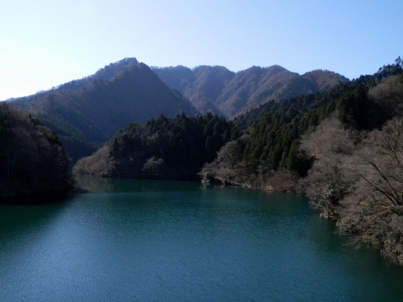 県道70号より、ゴジラの背尾根を望む