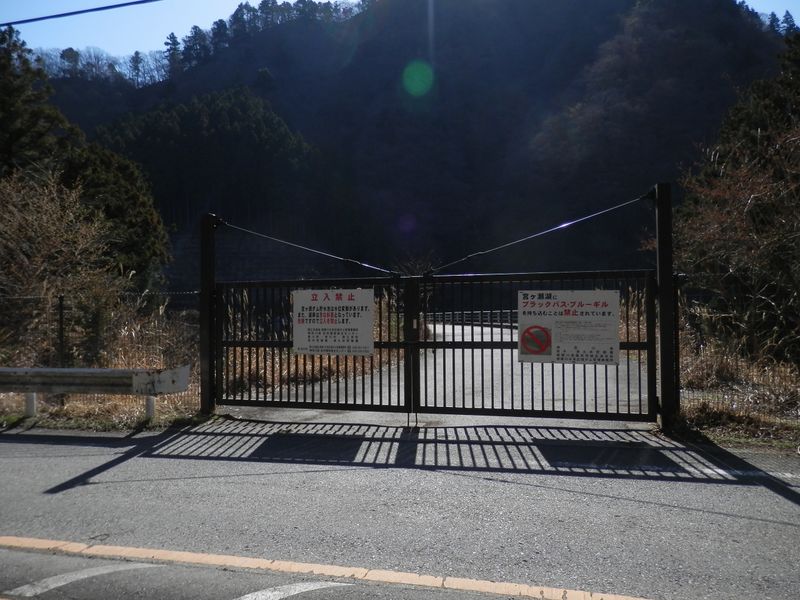 ゲートに歩行者用の扉がない