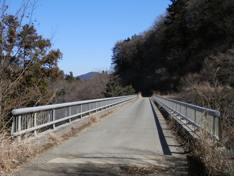 ハタチガ沢に架かる14号橋を渡る