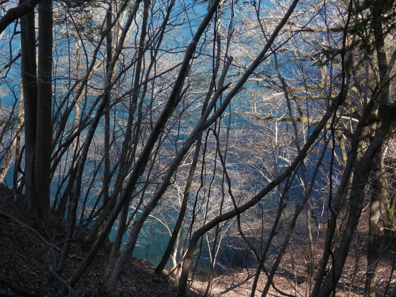 トンネルを出ると、そこは湖だった