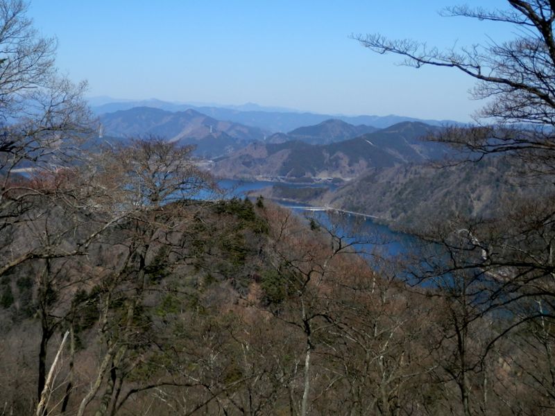 617m峰北面より、宮ヶ瀬湖を望む