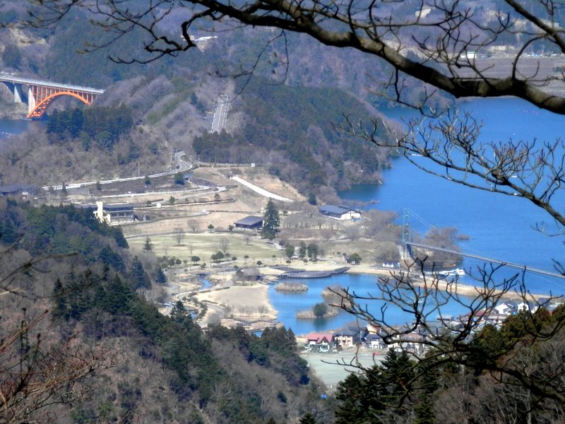 617m峰北面より、宮ヶ瀬ズームイン