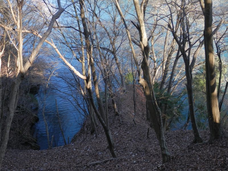 二つの小さな入り江を下に見る