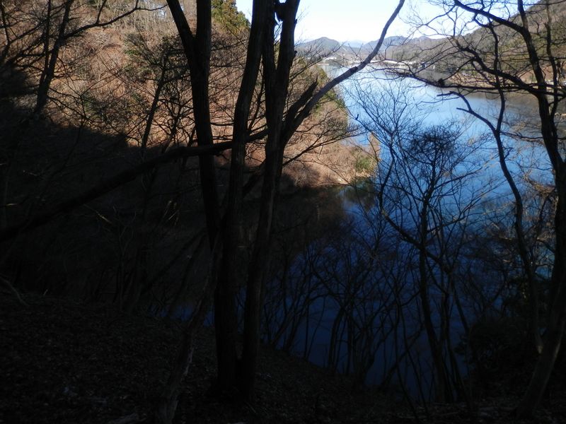 尾根に乗って、入り江を見下ろす