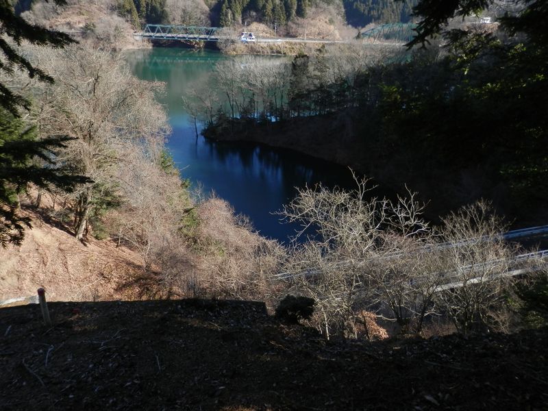 10号橋の左の尾根を下りて行くと、擁壁の上に出た