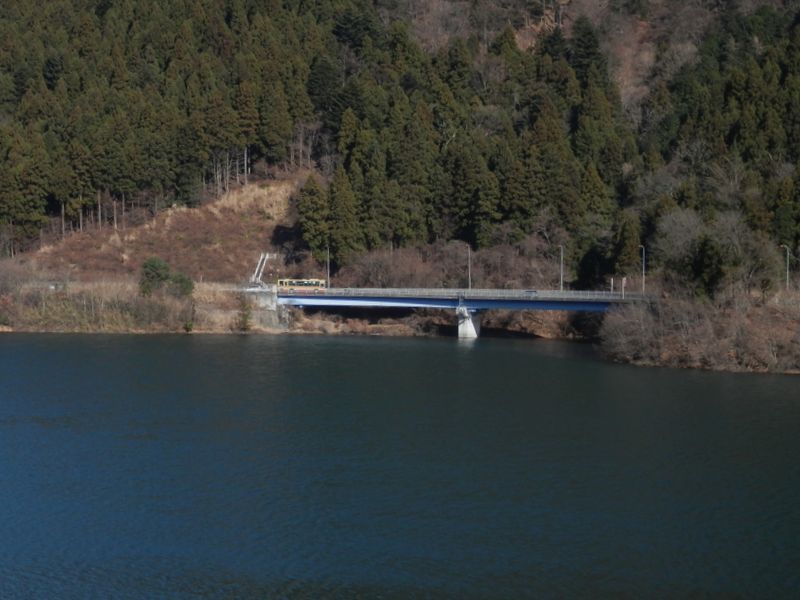 仏果山登山口（白い2本線）とバス