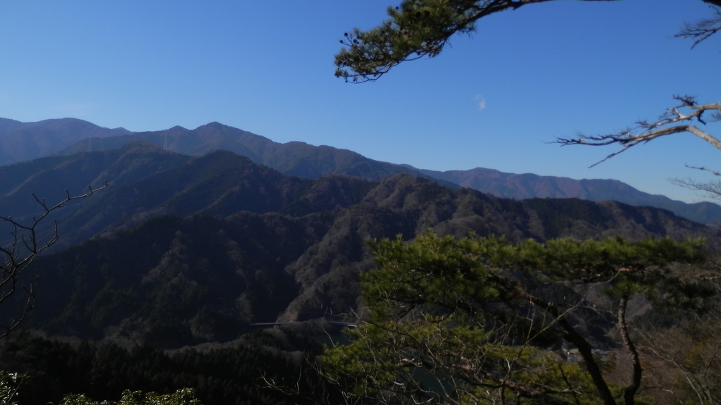 宮ヶ瀬尾根 -- 右手に焼山が見える