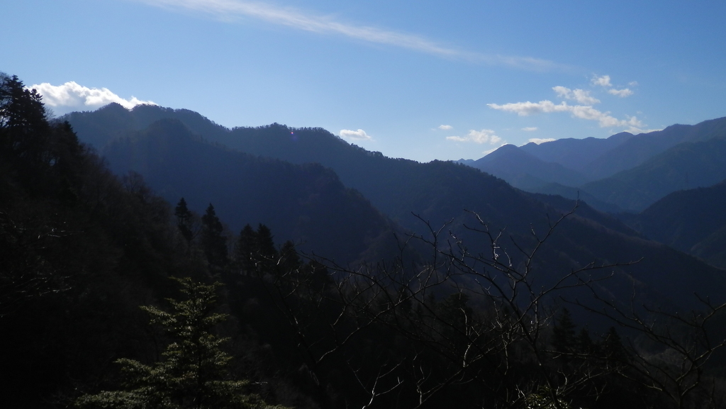 左の最高峰が鍋嵐だろう