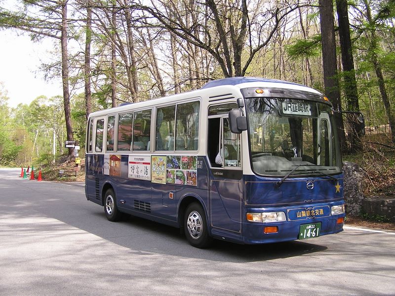 瑞牆山 -- 9時3分発のバスに乗客はなかった