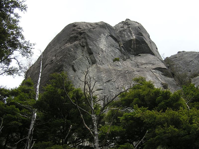 瑞牆山 -- 岩の表面が濡れている