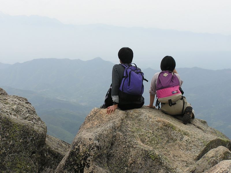 瑞牆山 -- 絶壁から絶景を楽しむカップル
