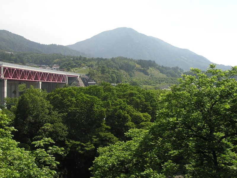 百蔵山・扇山 -- 猿橋駅近くから扇山を望む
