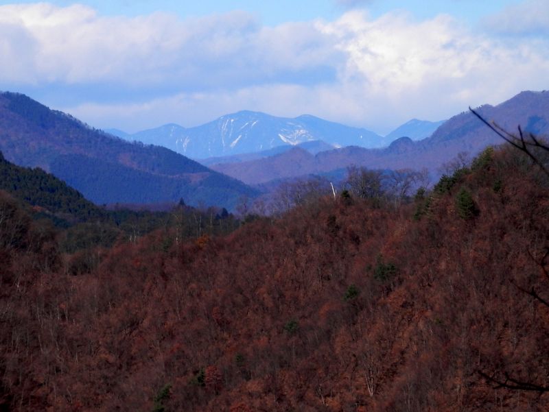 入道丸・ムギチロ -- 北西、はるか遠方の山を望遠で